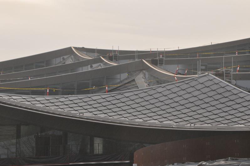 谷歌在矽谷山景市新的辦公園區建物屋頂安裝龍鱗太陽能板，未來正式營運時約40%的電力可來自再生能源。(中央社)