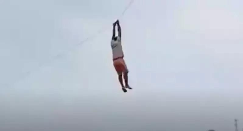 斯里蘭卡有男子放風箏被捲上高空。（影片截圖）