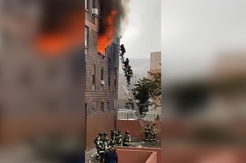 布朗士公寓五級大火。(取自推特)