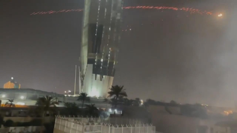 美聯社與法新社13日報導，2名伊拉克安全官員透露，至少4枚火箭當晚射向位於首都巴...