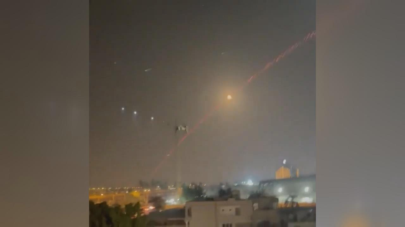 伊拉克首都巴格達「綠區」的美國大使館13日晚間遭遇火箭襲擊，目擊者拍攝畫面可見使...