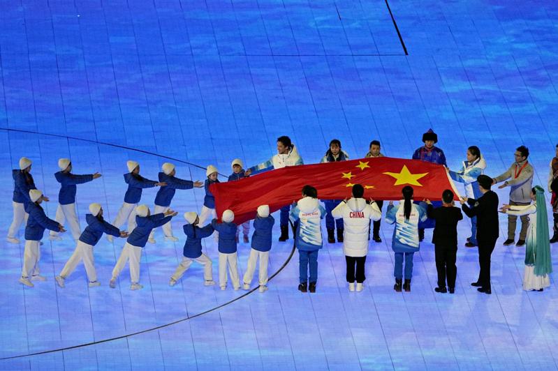 中國國旗到達開幕式現場。(美聯社)