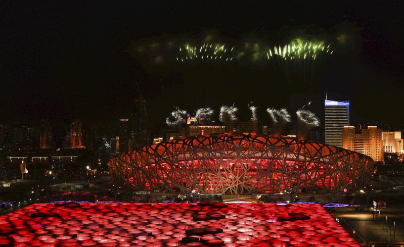 冬奧開幕式在北京鳥巢體育館舉行，正值春節，煙火燃放秀出「SPRING」。(美聯社...