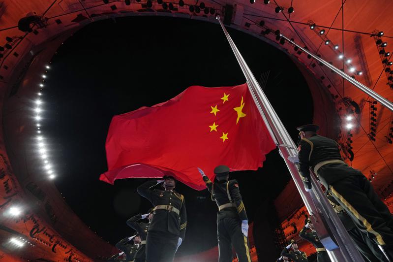 冬奧開幕式上的中國國旗升旗儀式。(美聯社)