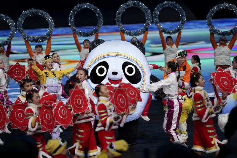 開幕式現場，演員與冬奧吉祥物「冰墩墩」一同亮相。(美聯社)