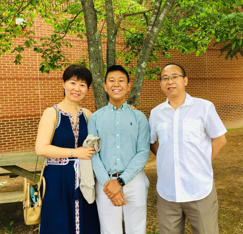 Zhang Jiahua has been admitted to six of the eight Ivy League universities. From the left in the picture are mother Sha Shujie, Zhang Jiahua and father Zhang Zhihong...