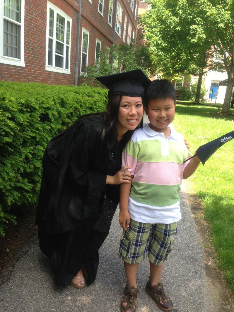 Zhang Jiahua (right) took a photo with his sister Zhang Hongjie, who was admitted to Harvard University 13 years ago.  (Provided by Zhang Zhihong)
