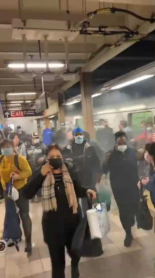 紐約地鐵在上班尖峰時刻發生槍案，通勤族爭先恐後逃出車廂。取自推特