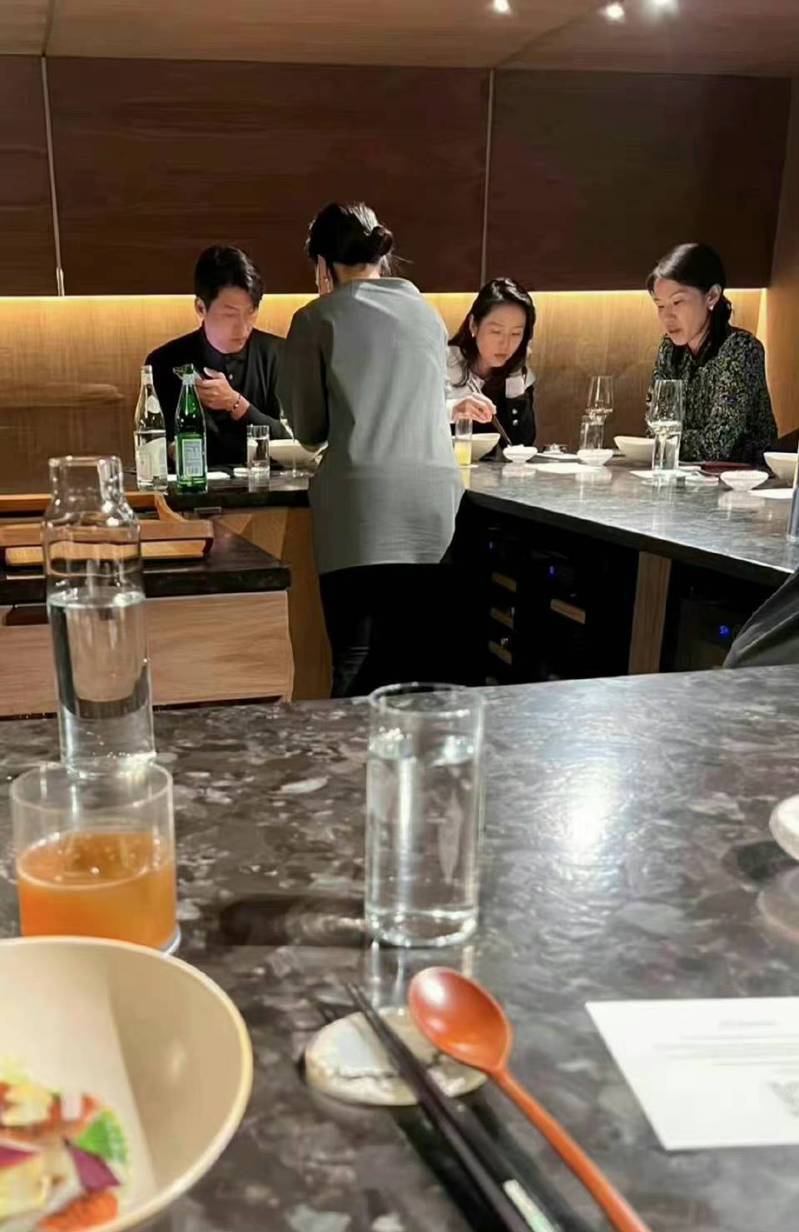 Hyun Bin and Son Ye-jin were photographed eating by netizens.  (courtesy from weibo)