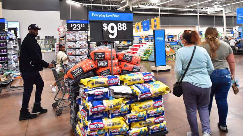 薪酬大幅增長，仍追不上物價上漲的步伐。圖為加州消費者在大賣場購物。(Getty Images)
