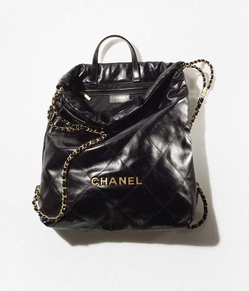 When the Chanel 22 series first appeared, it was mainly based on shoulder bags.  In fact, there are back models in the same series as well.  There are 3 types of colors...
