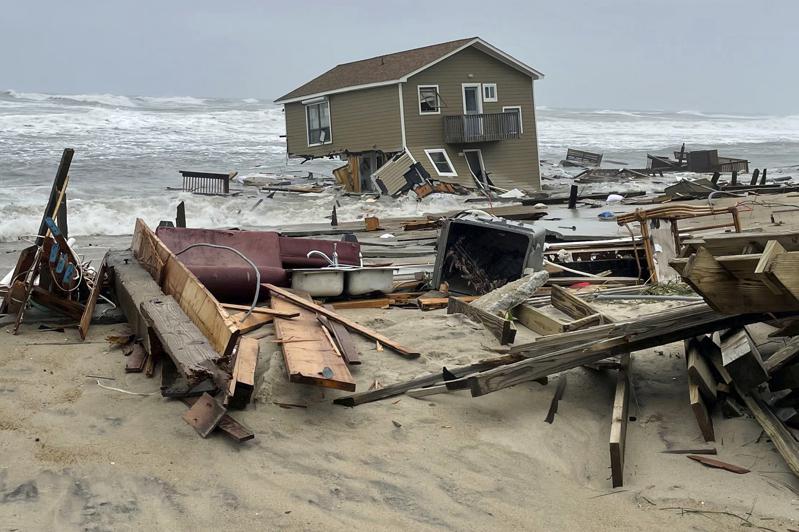 Two waterfront homes on the Outer Banks of North Carolina fell into the ocean on the 10th due to high water and beach erosion.  One of...