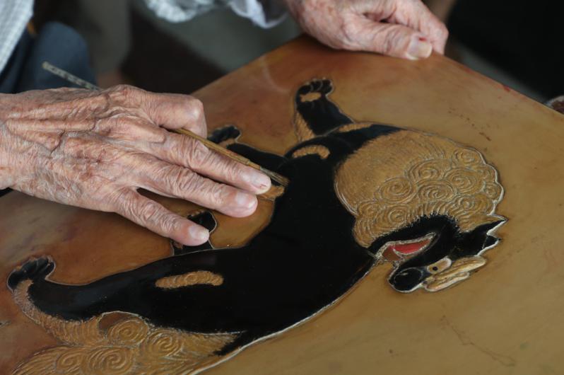 Lacquer artist Wang Qingshuang has been into lacquer art since the age of 15, and he continues to create at the age of 100.  (Central News Agency)