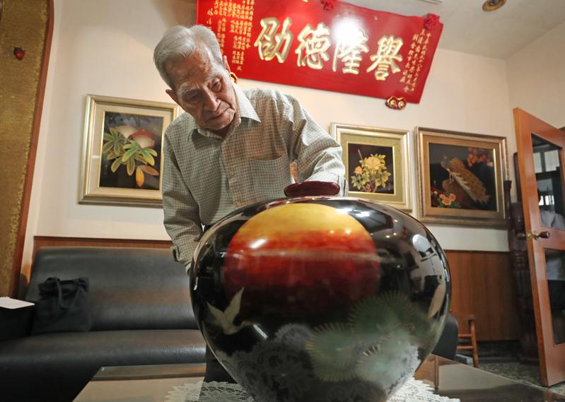 One Million artist Wang Qingshung and his 97-year-old wife live in a factory-cum-family home.  Wang Qingshung said that in the early days of Taiwan's lacquer...