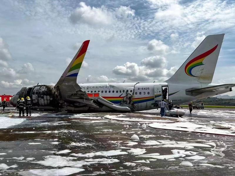 A Tibet Airlines flight crashed during take-off at Chongqing Jiangbei Airport.  The left side of the flight was burned, and many people jumped off the plane to escape.  (choosing...