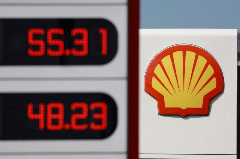 Russia's second largest oil producer, Lukoil, announced today that it has acquired British oil giant Shell (...