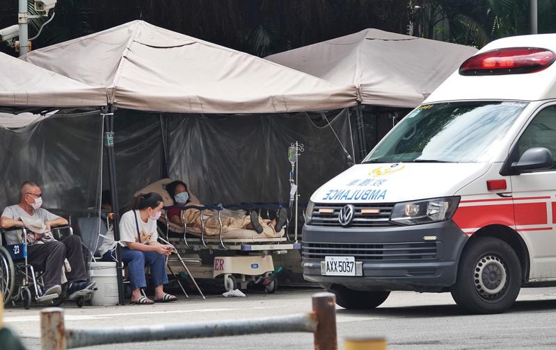 Temporary wards have been set up next to an outdoor screening station in New Taipei City, and people wait to see a doctor or receive medicines.  The pandemic situation is dire.  Reporter Chen Zhengxing / Photo...