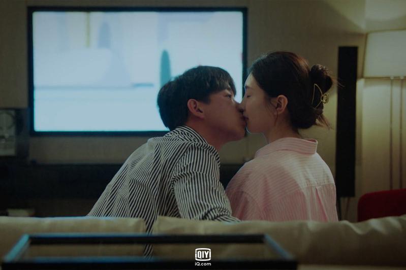 Jiang Shuying (right) and Peng Yuchang perform a kissing scene.  (Photo: Provided by iQIYI International Station)