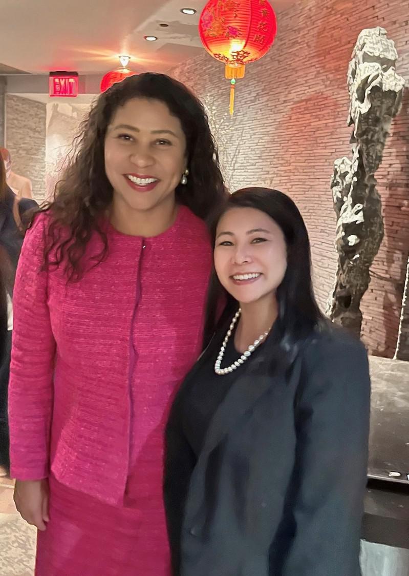 At the party for the 50th anniversary of the founding of Chinatown Kindergarten, Anna Wu, Chief Vice President of the China Trust San Francisco Branch and Mayor of San Francisco...