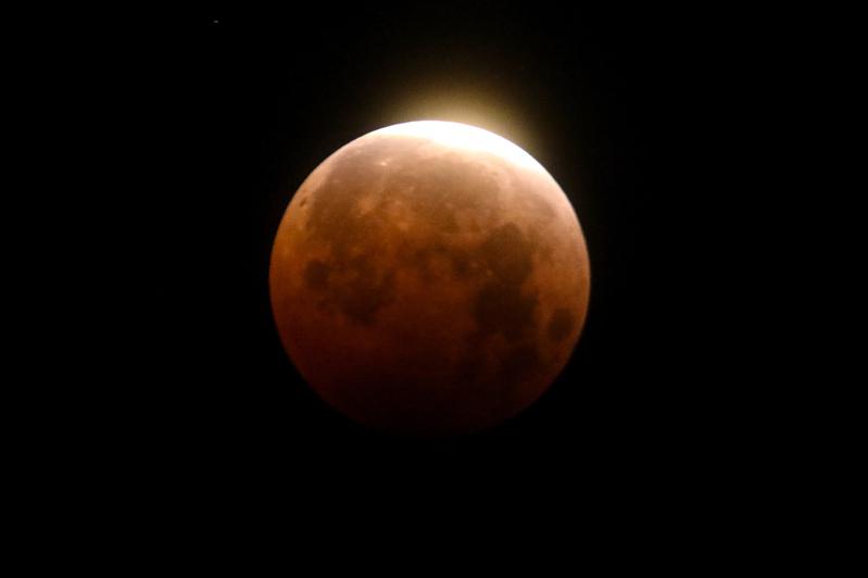 10年來最長的月蝕15日晚到16日凌晨出現，天候允許的話，北中南美洲人有機會肉眼看到月全蝕，這也將是一年來首見「血紅月亮」。(美聯社)