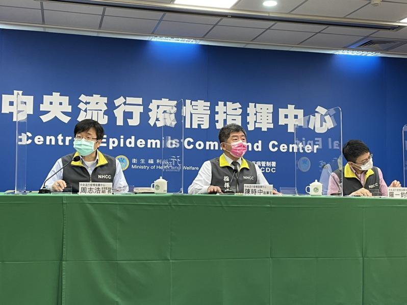 Zhou Zihao (from left), leader of the epidemic surveillance team, Chen Shizong, commander, and Luo Yijun, deputy leader of the medical response team.  (Reporter Xu Zhengyu...