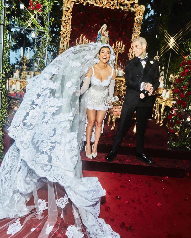 Kourtney Kardashian (left) and Travis Barco married in Italy.  picture / IG .  excerpt from