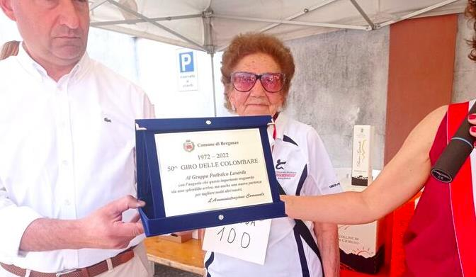 義大利一名100歲婦女育特若（Uderzo）重新換發了駕照，成為該國近年來被認為適合駕駛的至少第三位百歲人瑞。(取材自推特)