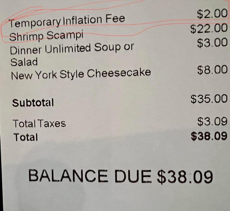 连锁餐馆直接收取「通膨附加费」。（读者提供）