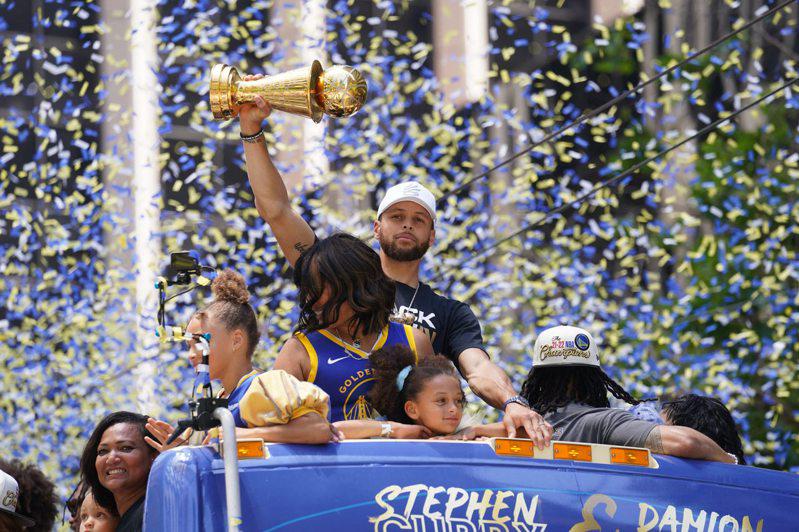 The warriors won the championship parade, the atmosphere was lively, and paper flowers were thrown into the air to celebrate.  (Reuters)