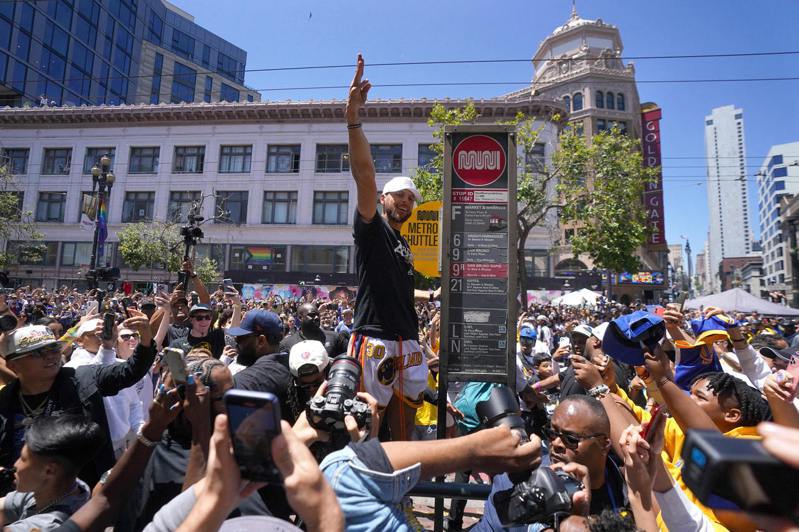 Ke Rui (center) climbed high during the Warriors Championship parade and asked fans and journalists to take commemorative photos.  (Reuters)