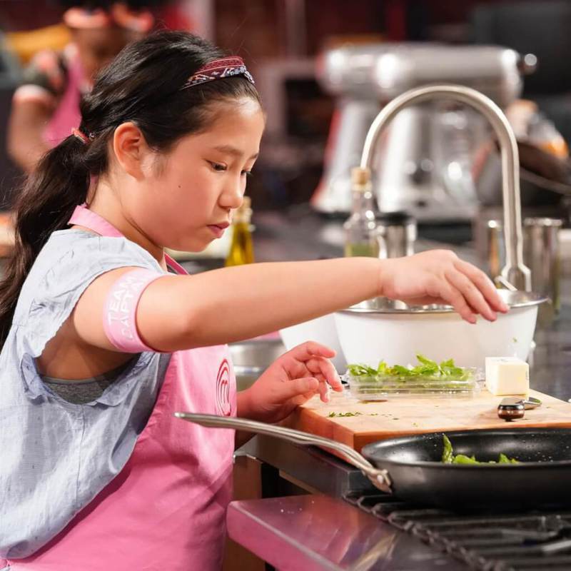 10歲女孩小廚神莉亞（Liya）在「小小頂級廚師美國版」第8季表現出色，一路挺進最終決賽。（取材自推特）