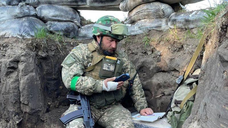 乌克兰老师上战场 战壕里还在帮学生视讯上课