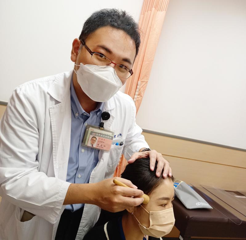 Chen Jiafan, a physician in the Department of Traditional Chinese Medicine, demonstrated acupoint massage for patients with headache relief.  (Provided by Chiayi Christian Hospital)