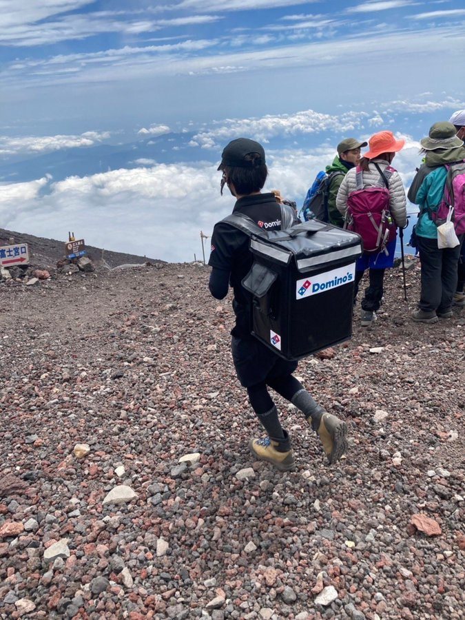 一名日本达美乐披萨外送员，近来花了5小时爬上富士山最高峰外送披萨。 （取材自推特）
