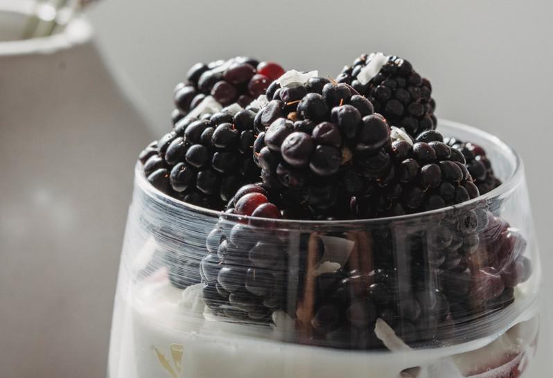 黑莓和黑莓乾富含纖維、錳、維他命C和K。取自pexels