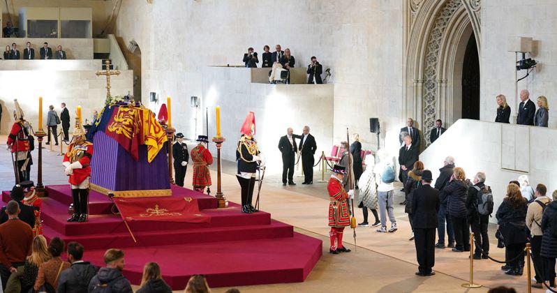 拜登��y伉��(右上方)在西敏寺瞻仰女王伊��莎白二世的�`柩。(Getty Imag...