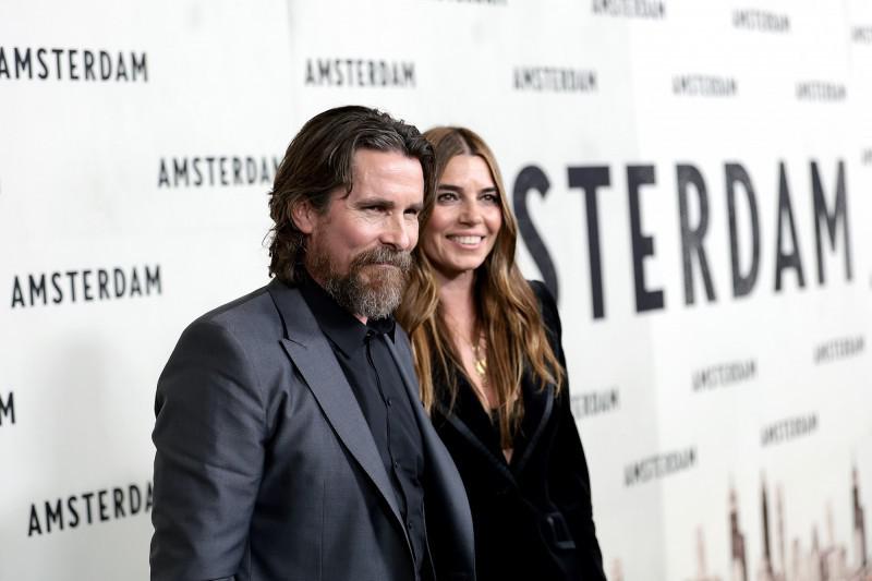 克里斯汀貝爾及妻子西碧布拉齊克一同出席「阿姆斯特丹」世界首映。圖／迪士尼提供