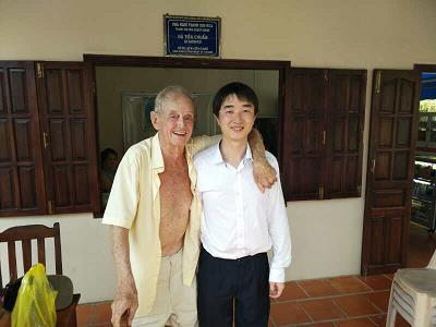 种參與米歇·戴斯馬克特在越南旅店的合照。（种參提供）