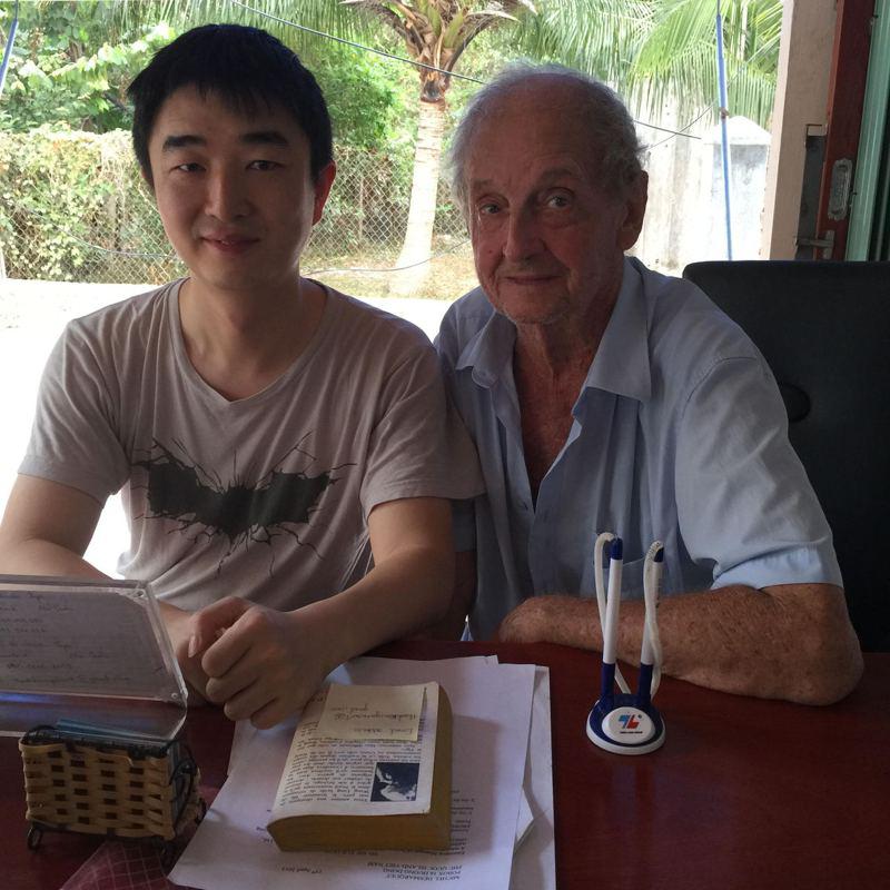 种參與米歇·戴斯馬克特在越南旅店的合照。（种參提供）