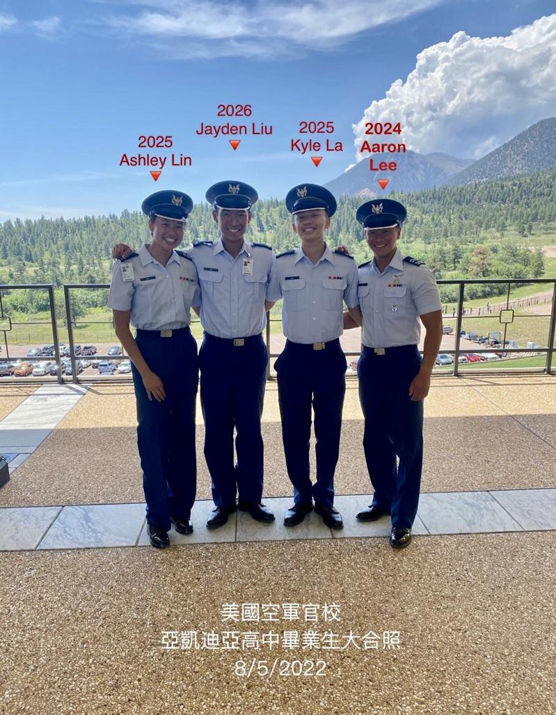 李德睿（右一）和亞凱迪亞高中三位學弟妹又成為空軍官校校友。（李先達提供）