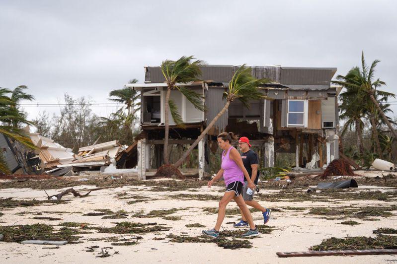 佛州西岸的海滩小屋，被飓风扫过，东倒西歪。   （Getty Images）