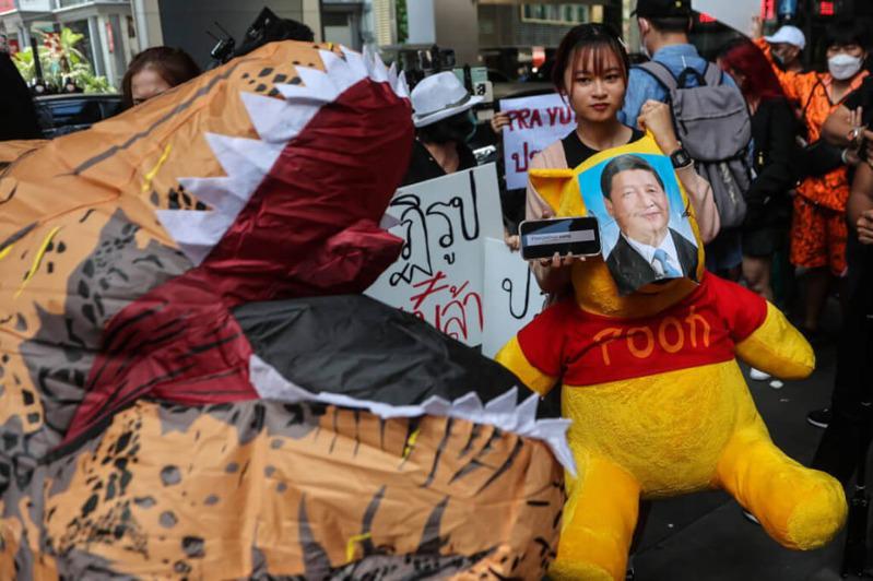 习近平抵曼谷参加APEC 泰国学生拿维尼熊布偶示威