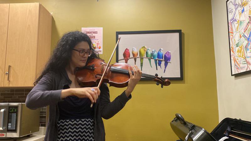 Sunal helps other patients through psychotherapy by playing violin, viola and cello.  (Reporter Mu Lan/Photographer...