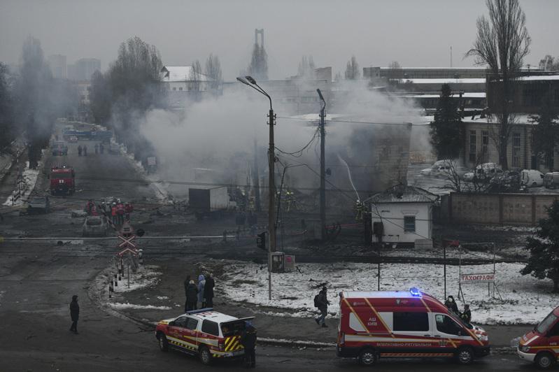 乌克兰首都基辅的消防人员23日在遭飞弹攻击现场进行灭火。美联社