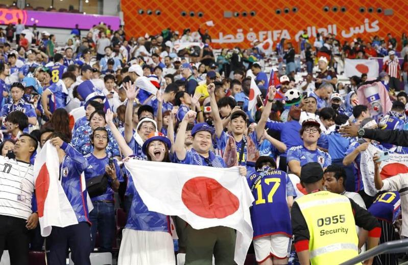 日本23日在世界盃足球賽E組預賽以2比1贏德國，日本球迷歡呼慶祝。（共同社）