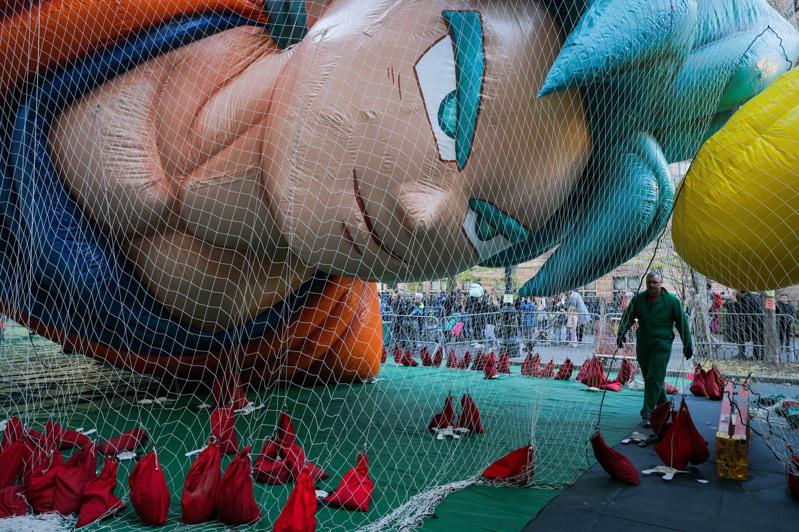 梅西百貨感恩節大遊行今天登場，工作人員忙著幫大型人偶氣球充氣。圖為日本漫畫七龍珠裡的悟空。（路透）