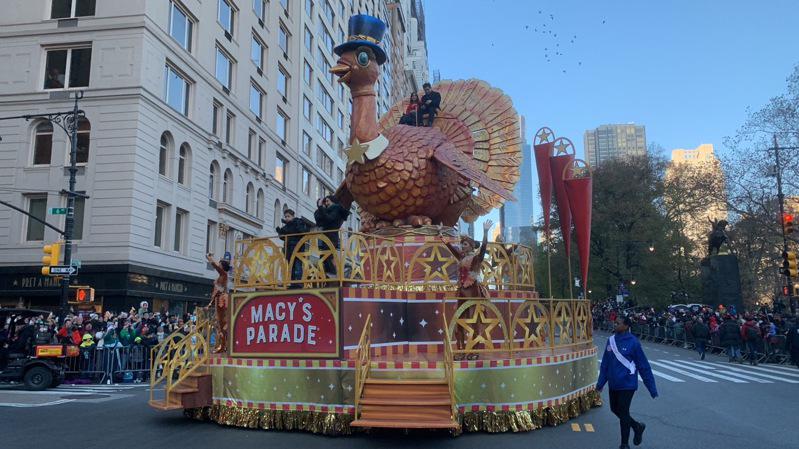Photo Gallery / Crowds of giant balloons fly together in the Macy's Thanksgiving Day Parade