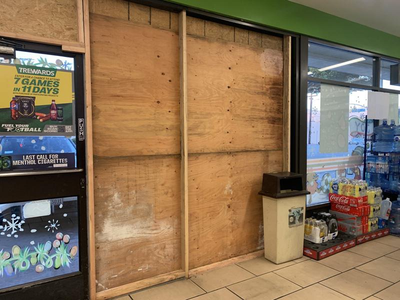 On the afternoon of the day of the incident, the smashed shop door was temporarily closed with wooden planks and the shop reopened.  (Reporter Shao Min/Photography)