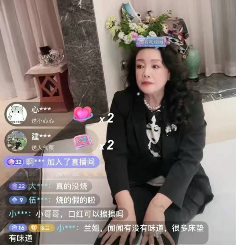 Zhang Lan sells mattresses in the live broadcast.  (courtesy of weibo)