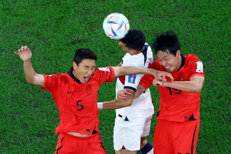 南韓隊2日在世界盃足球賽H組比賽中奇逆轉葡萄牙隊，晉級16強。圖為兩隊隊員激烈攻防。(路透)